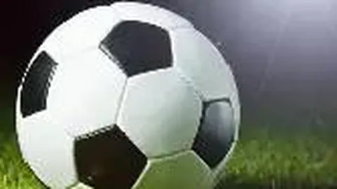 詹姆斯与西蒙斯同场练功，赤膊扣篮展壮硕身材